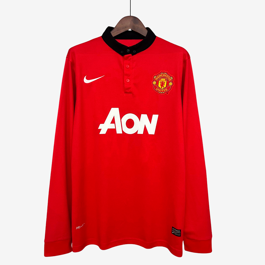 2-20_12e6877a-ab69-4bb8-bb2b-b7783c0b27f2 Camiseta Local Long Sleeve Manchester United 2013/14 – Versión Retro - Imagen 1
