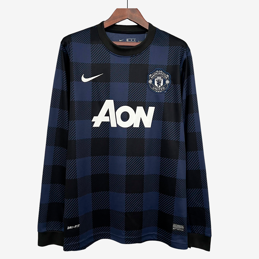 3-17_646b1512-9860-4cec-a6ad-3e6f3382bb96 Camiseta Tercera Long Sleeve Manchester United 2013/14 – Versión Retro - Imagen 1