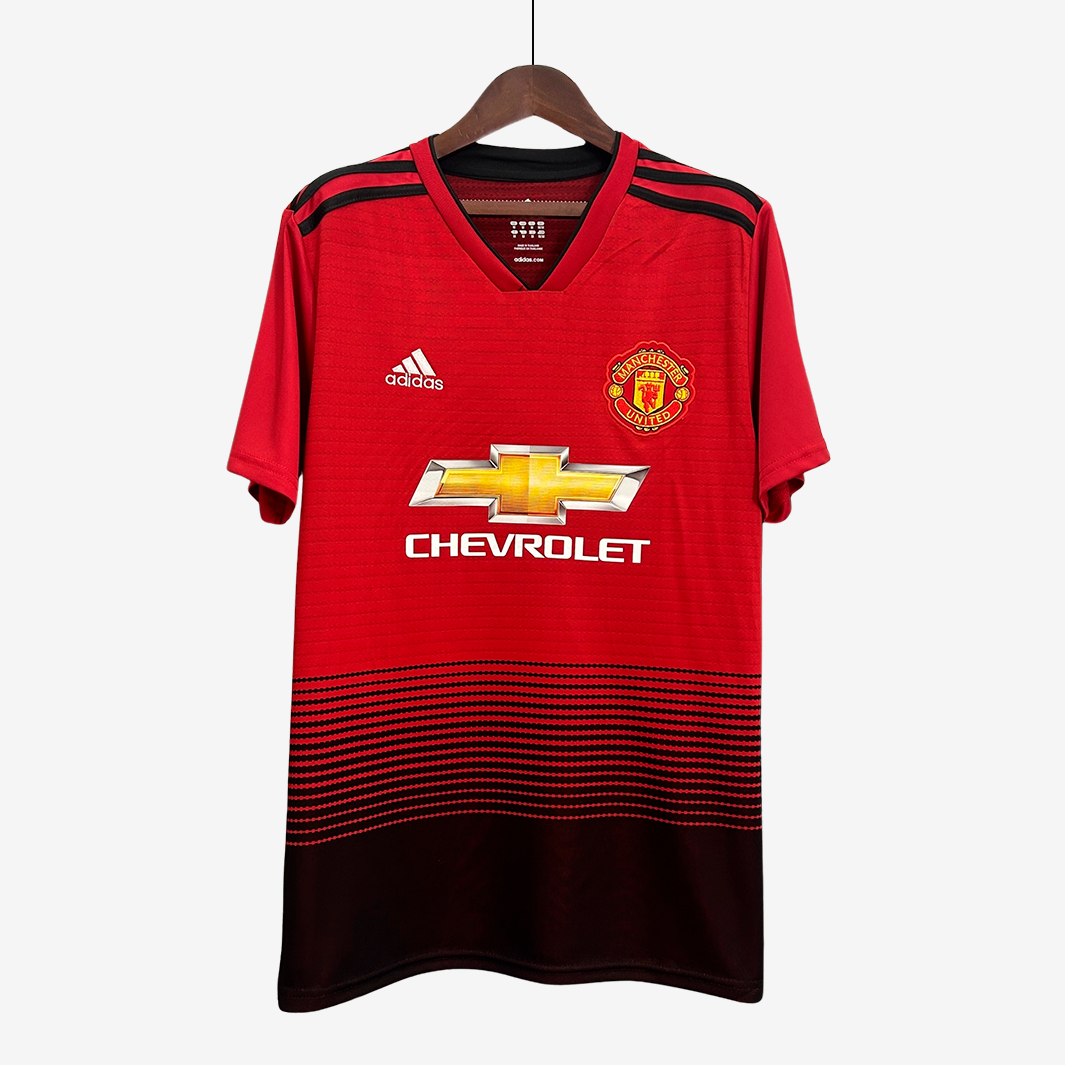 6-110_c1fdf378-2ae7-4e12-a2e4-8682d7ebed10 Camiseta Local Manchester United 2018/19 – Versión Retro - Imagen 1
