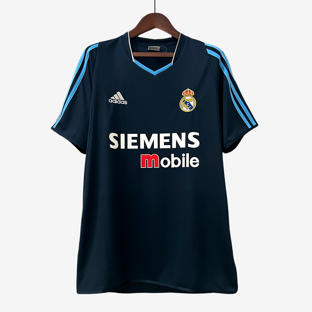 6-125_2269c8e8-7eb3-482d-913c-3cc7d2b7391b Camiseta Visitante Real Madrid 2003/04 – Versión Retro - Imagen 1