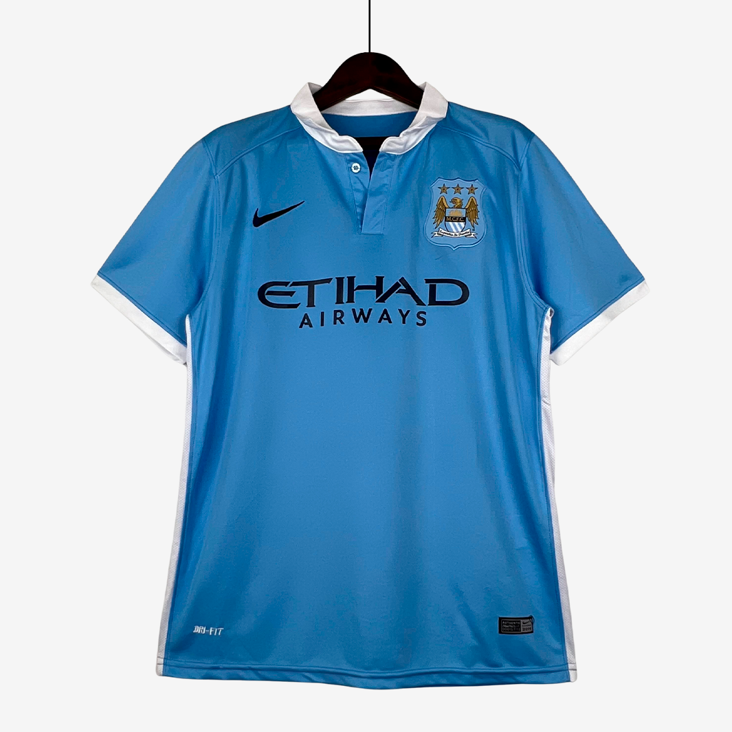 9-39_3d78221e-9a0a-4f55-bc91-2643d7984a51 Camiseta Local Manchester City 2015/16 – Versión Retro - Imagen 1