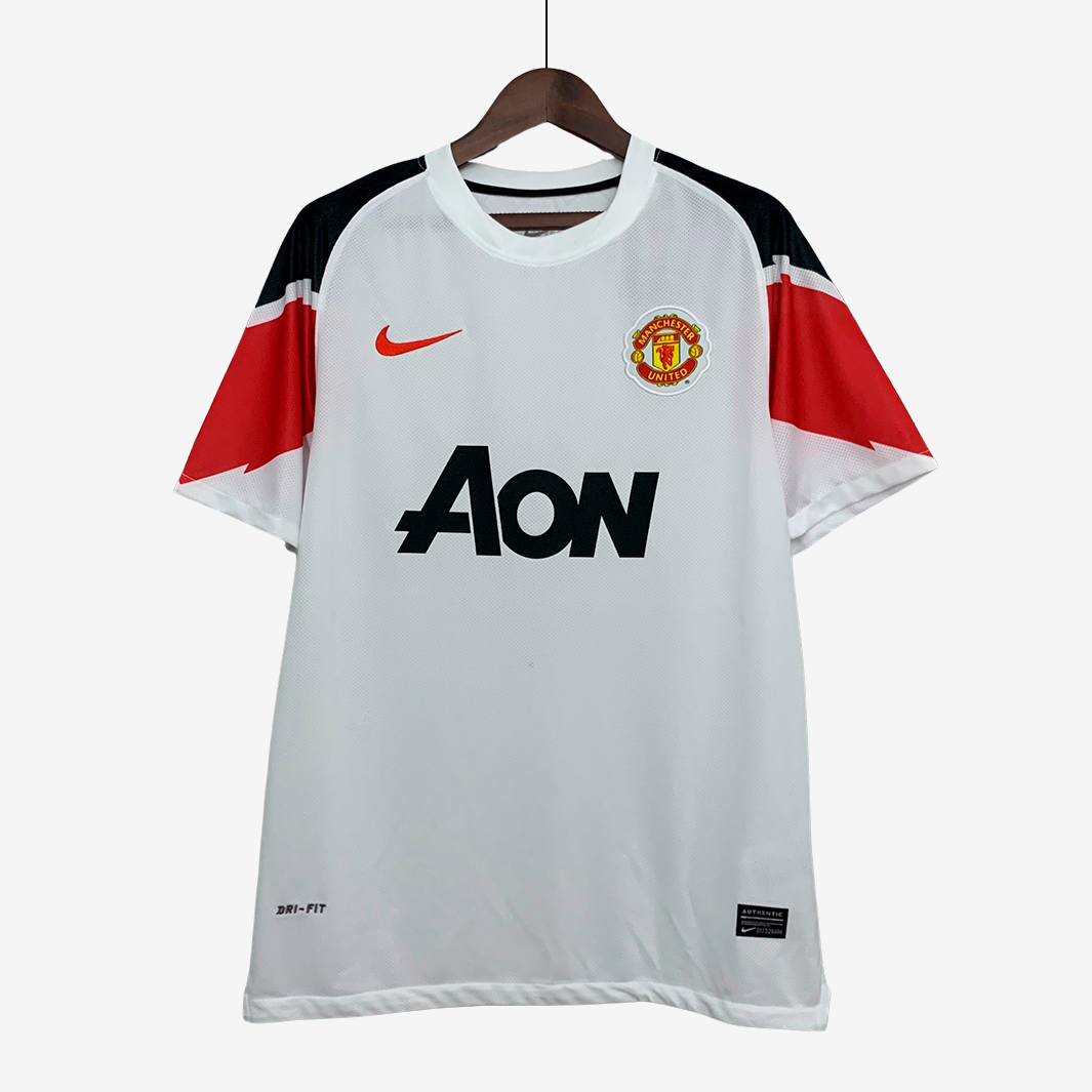 9-8_8fcf8b9b-5d45-4c35-b53c-6d47920b3673 Camiseta Visitante Manchester United 2010/11 – Versión Retro - Imagen 1