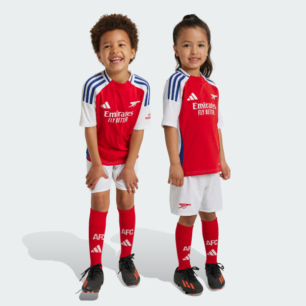 Arsenal_24-25_Home_Mini_Kit_Kids_Red_IS8146_21_model Arsenal 2024/25 Home – Niños Kit - Imagen 1
